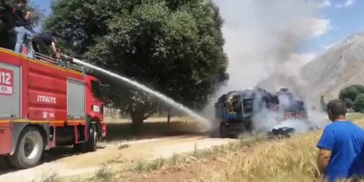 Yüzlerce saman balyası küle döndü