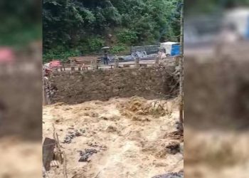 Rize’de dere taştı, yol ulaşıma kapandı