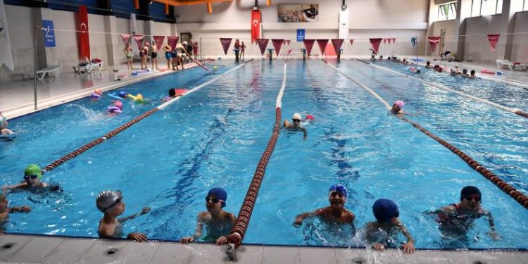 Bursa’da minik yüzücülerin sertifika heyecanı