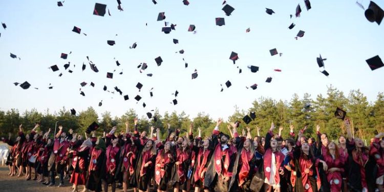 Bursa’da veterinerlerden coşkulu mezuniyet