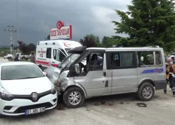 D-100 Karayolu’nda 3 araç kazaya karıştı: 10 yaralı