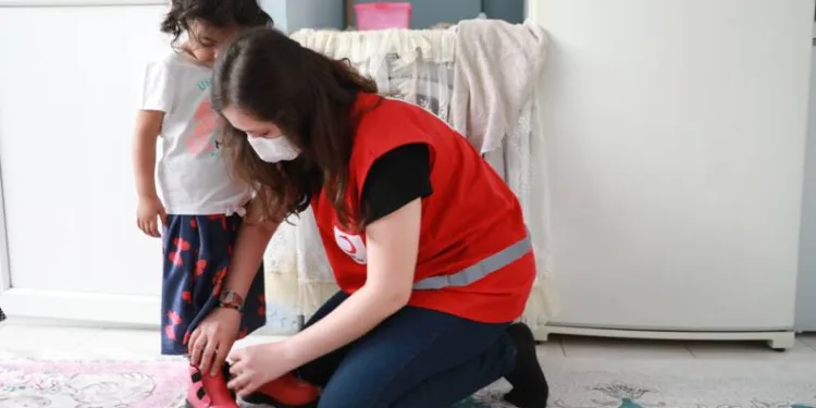 İhtiyaç sahibi çocukların bayramlıkları Kızılay’dan