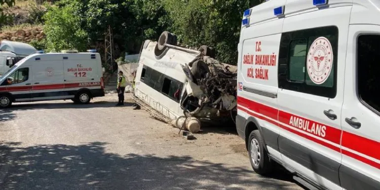 İşçi servisi kaza yaptı: 17 yaralı