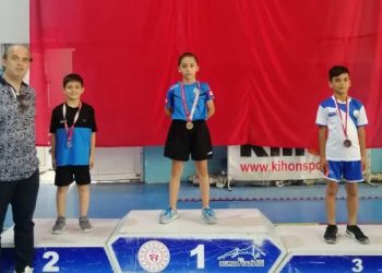 Büyükşehirli raketler kupaları topladı