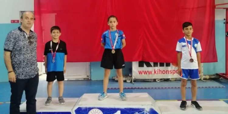 Büyükşehirli raketler kupaları topladı