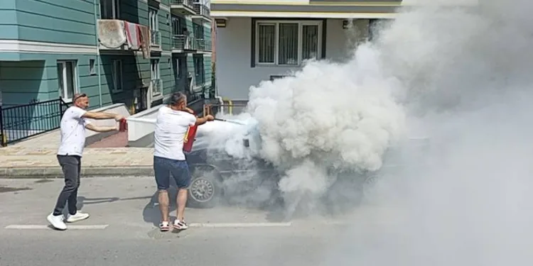 Park halindeki otomobil alev alev yandı