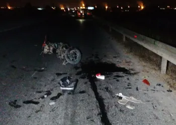 Motosikletler çarpıştı, otomobil yaralıları ezdi