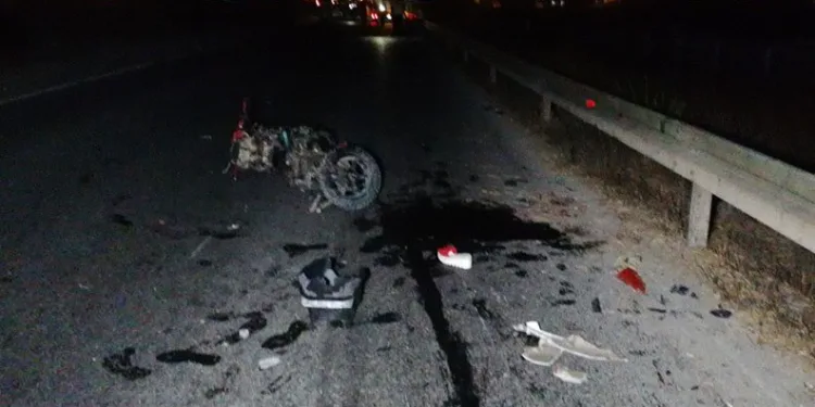 Motosikletler çarpıştı, otomobil yaralıları ezdi