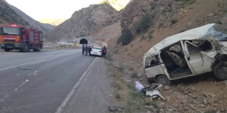 Minibüs takla attı: 2 ölü, 8 yaralı