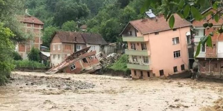Karadeniz’deki sel afetinde 13 bina yıkıldı