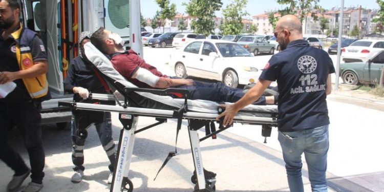 Ziyarete gittiği iş yerinde kazayla vuruldu