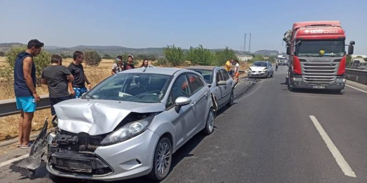 İzmir’de 4 araç birbirine girdi