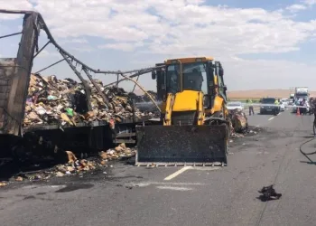 Atık malzeme yüklü tır küle döndü