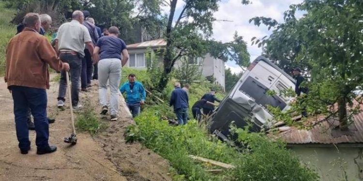 Cenaze yolunda kaza: 8 yaralı