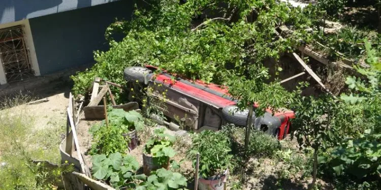 Otomobil bahçeye uçtu, anne ve çocukları yaralandı