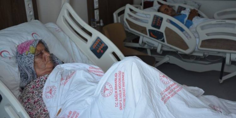 Evlat dehşeti! Anne babasını öldüresiye dövdü