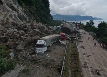 Heyelan bölgesinde yol açma çalışmaları sürüyor
