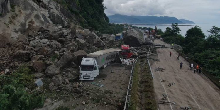 Heyelan bölgesinde yol açma çalışmaları sürüyor