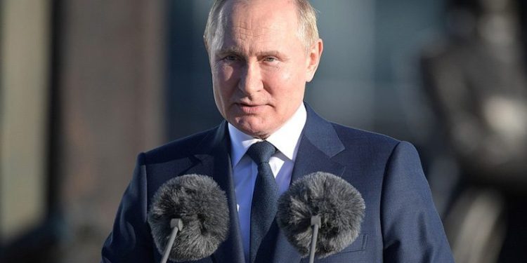 Putin: “Batı kendini tuzağa düşürdü”