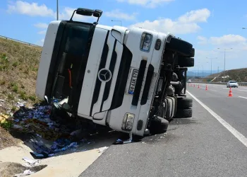 Kuzey Marmara’da TIR devrildi