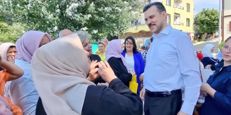 Mustafa Esgin Gölyazı’da vatandaşlarla bayramlaştı