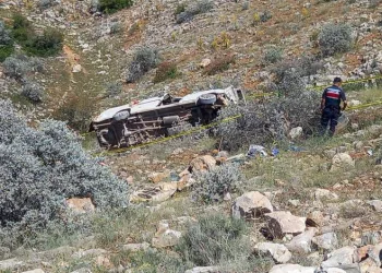 İşçi minibüsü uçuruma yuvarlandı: 2 ölü, 17 yaralı