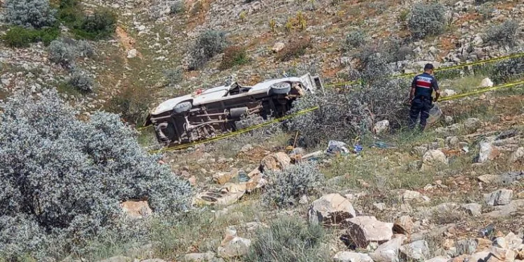 İşçi minibüsü uçuruma yuvarlandı: 2 ölü, 17 yaralı