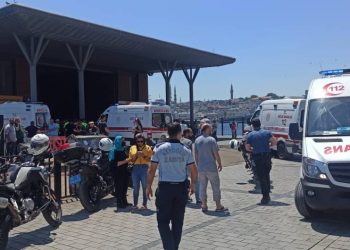 Şehir hatları vapuru iskeleye çarptı: 3 yaralı