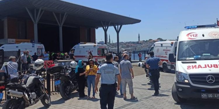 Şehir hatları vapuru iskeleye çarptı: 3 yaralı