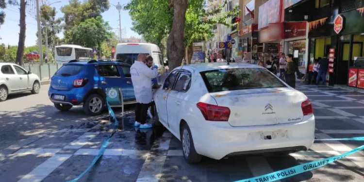 Otomobil yayaların arasına daldı: 5 yaralı