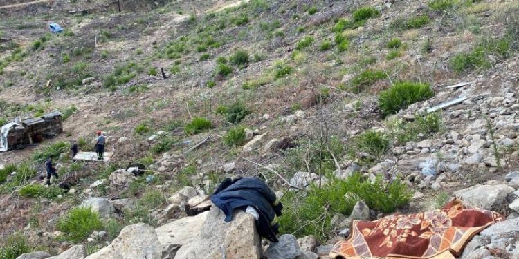 Kamyon uçurumdan yuvarlandı: 1 ölü