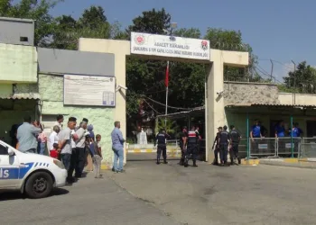 Cezaevi önünde silahlı saldırıya uğradı