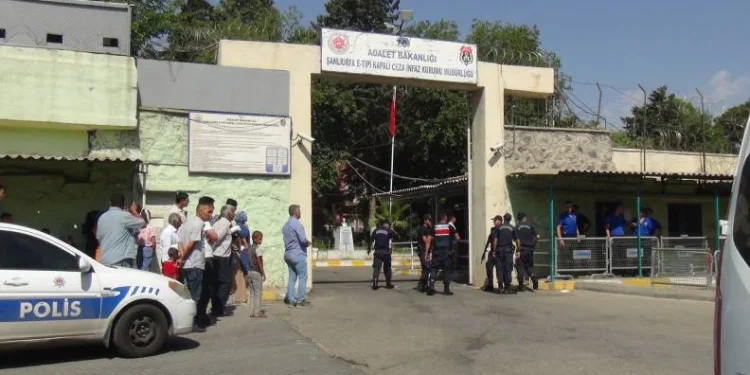 Cezaevi önünde silahlı saldırıya uğradı