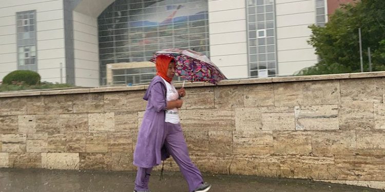 Bursa’da sağanak yağış etkisini gösterdi