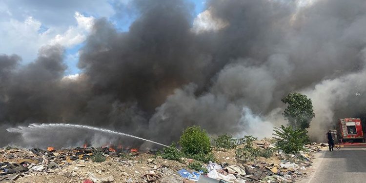 Bursa’da boş araziye atılan lastikler ateşe verildi