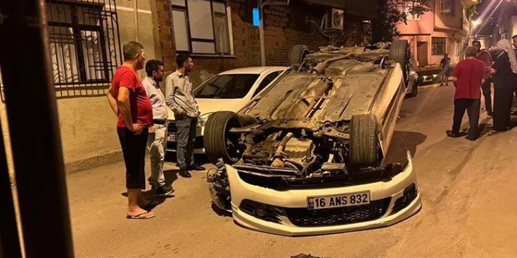Bursa’da ara sokakta hız yapan otomobil takla attı