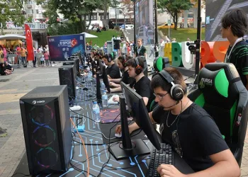 Zafer coşkusunu ‘sanal savaşla’ yaşadılar