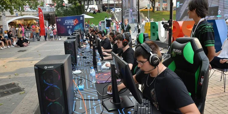 Zafer coşkusunu ‘sanal savaşla’ yaşadılar