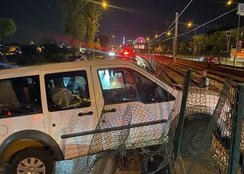 Bursa’da ticari araç metro rayına uçtu : 1 yaralı
