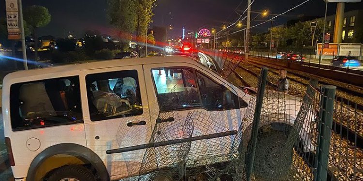 Bursa’da ticari araç metro rayına uçtu : 1 yaralı