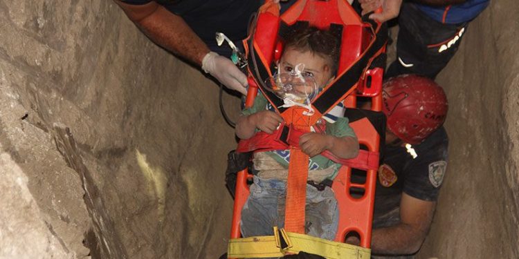Kuyuya düşen minik Aybars 4 saat sonra kurtarıldı