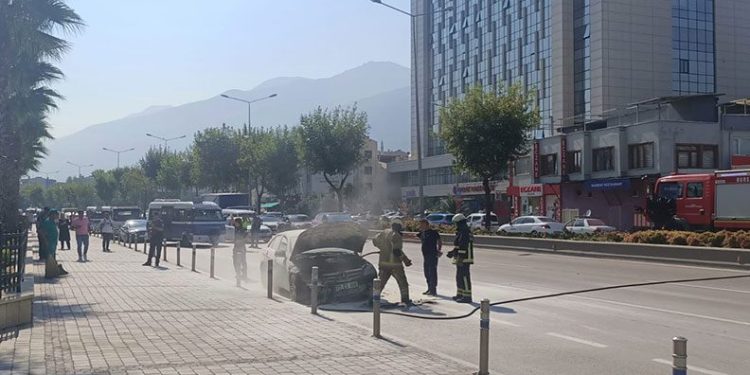Bursa’da alev alan otomobil kullanılamaz hale geldi
