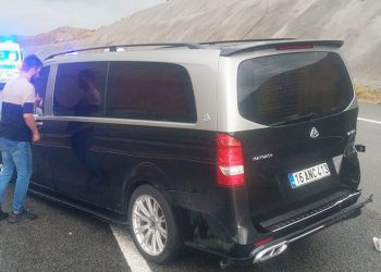 Kontrolden çıkan kamyonet bariyerlere çarptı: 4 yaralı