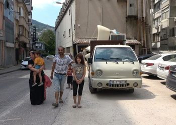 Bursa’da 3 çocuklu aile günlerdir parkta yaşıyor