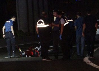 Bursa’da yardım beklerken otomobilin altında kaldılar