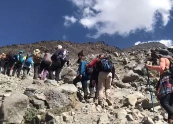 Ağrı Dağı’ndan düşen kayalar dağcıları korkuttu