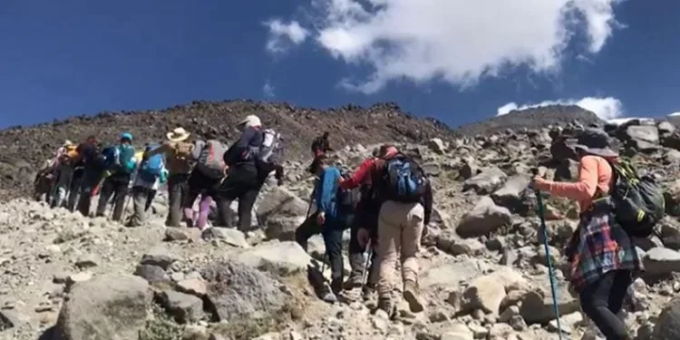 Ağrı Dağı’ndan düşen kayalar dağcıları korkuttu