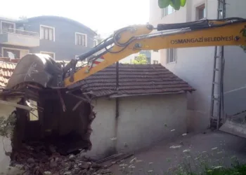 Osmangazi’de metruk binalar yıkılıyor