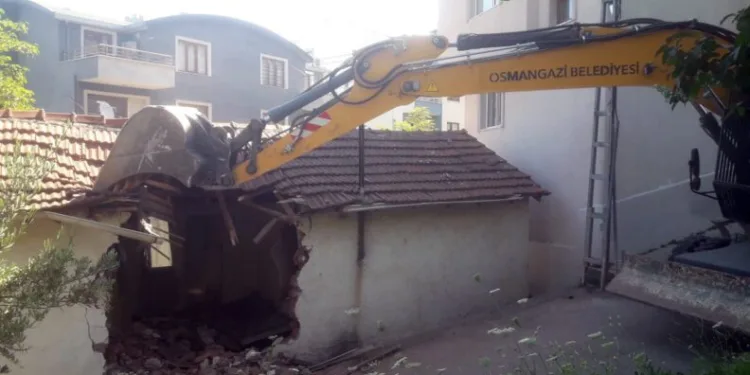 Osmangazi’de metruk binalar yıkılıyor