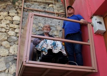 Yatalak babası için köy evine asansör kurdu
